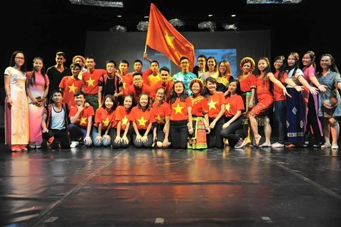 参加“2017越南灵魂”晚会的越南学生。