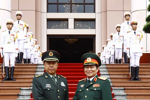 越共中央军委副书记吴春历（右）和中共中央军委副主席范长龙（图片来源：越通社）
