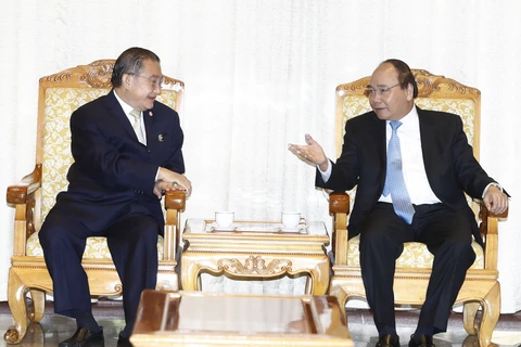 阮春福总理（右）会见泰国TCC集团董事局主席苏旭明。（图片来源：越通社）
