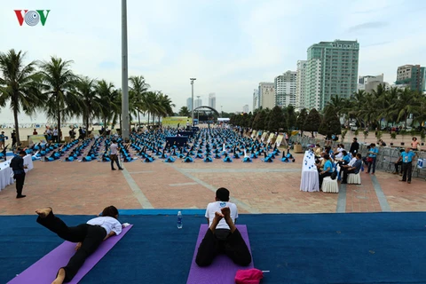 数千人参加瑜伽集体表演。（图片来源：越南之声）