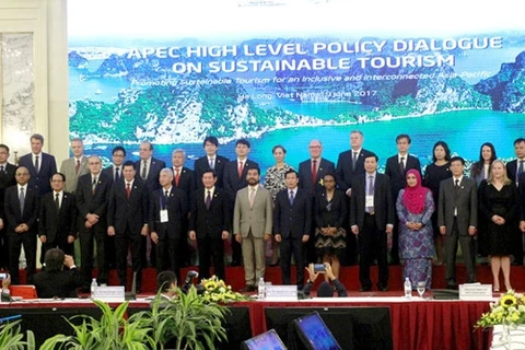 APEC成员经济体代表出席《亚太经合组织可持续旅游高级政策对话会》。（图片来源：越南人民报）