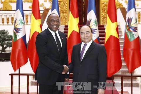 政府总理阮春福会见海地参议院议长尤里•拉托尔蒂。