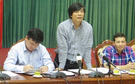 河内市信息传媒局副局长阮明庆​向媒体记者介绍“2017年河内投资合作促发展”会议相关信息。