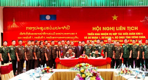 越共中央委员、第四区司令阮新疆中将和老挝国防部第一师师长潘塞·坎塔塞大校签署会议纪要。