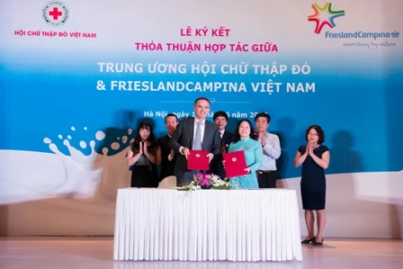 越南红十字会与荷兰皇家菲仕兰代表签署合作协议。（图片来源：越通社）