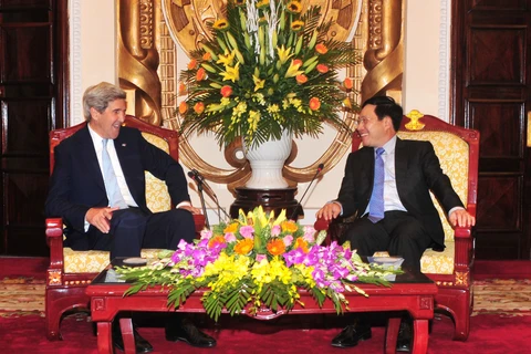 政府副总理兼外长范平明（右）会见美国前国务卿约翰•克里。
