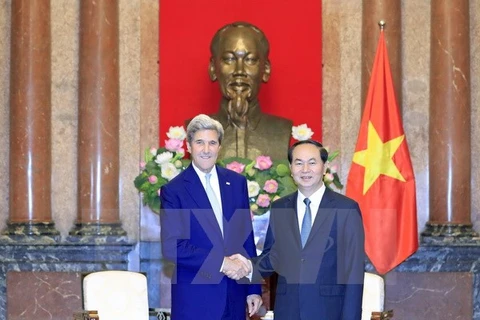 国家主席陈大光（右）会见美国前国务卿约翰•克里。