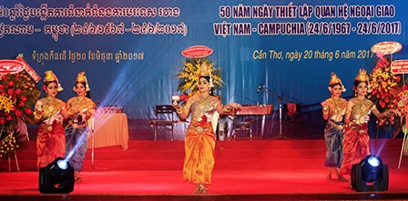 越柬建交50周纪念典礼中的柬埔寨舞蹈表演节目。（图片来源：芹苴报）