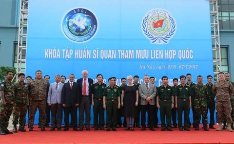 联合国维和参谋军官培训班在越南开班。(图片来源：http://www.qdnd.vn）