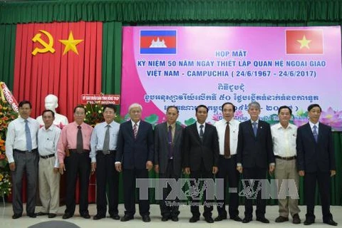 与会代表在越柬建交50周年见面会上合影。