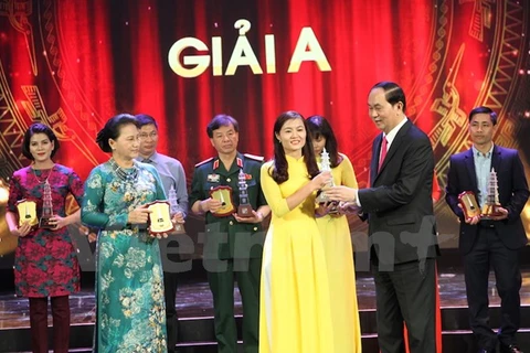 陈大光和阮氏金银向获奖的各位记者颁发奖项。（图片来源：越通社）