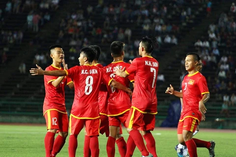 越南U17队的球员庆祝进球
