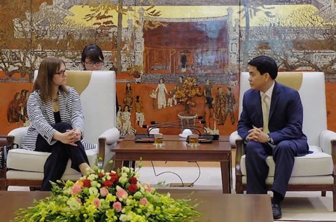 河内市人民委员会主席阮德钟会见以色列驻越大使。（图片来源：http://hanoimoi.com.vn）