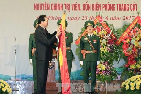 国家主席陈大光授予海防市边防部队“人民武装力量英雄”称号。