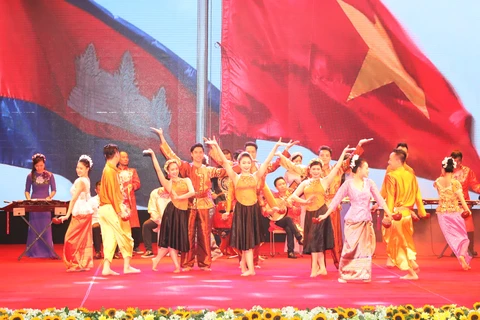 越南与柬埔寨建立外交关系50周年纪念大会上的文艺演出。（图片来源：越通社）