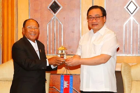 河内市委书记黄忠海向柬埔寨国会主席韩桑林赠送纪念礼物。