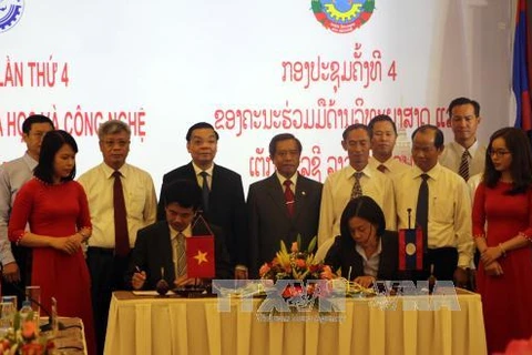 越南科技发展基金代表与老挝科技发展基金代表签署合作备忘录。
