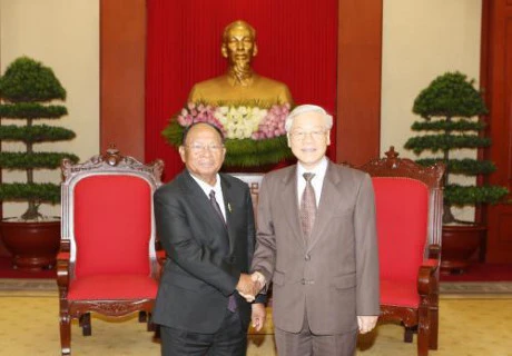 越共中央总书记阮富仲与柬埔寨人民党名誉主席、国会主席、祖国团结发展阵线理事会主席韩桑林。