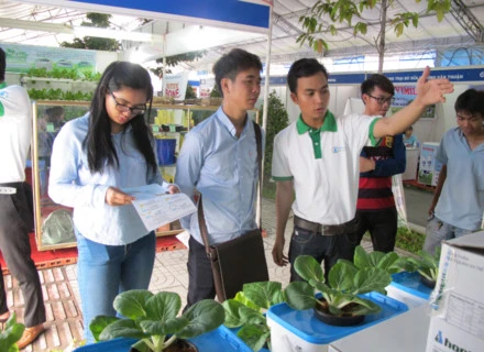 第五届胡志明市农业种子展销会参观者。