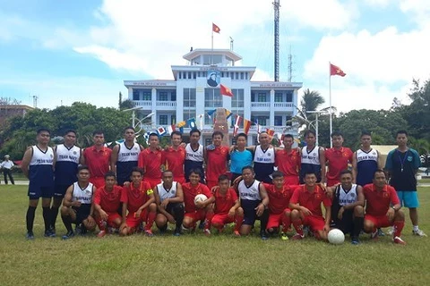 越南与菲律宾足球队合影留念。