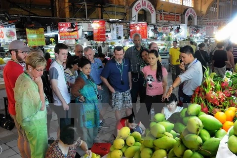 国际游客参观胡志明市槟城市场。