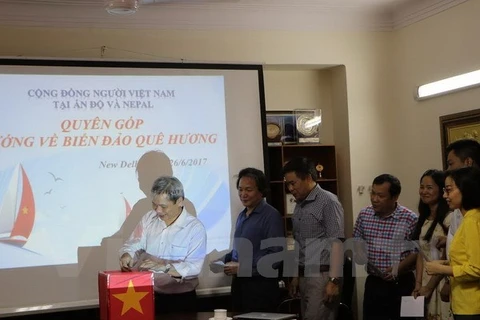越南驻印度兼驻尼泊尔和不丹大使孙生成​为越南海警战士和渔检力量捐款。