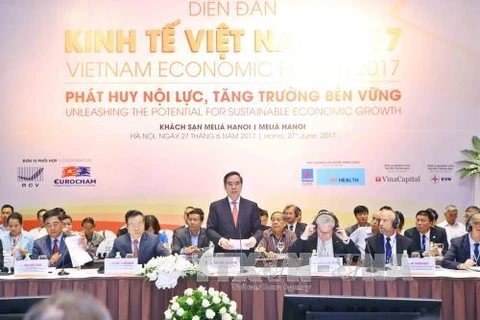 越共中央经济部部长阮文平在会议上发表讲话（图片来源：越通社）