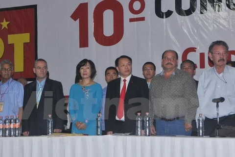 黎光永（左四）出席墨西哥劳动党第十届 代表大会。（图片来源：越通社） 