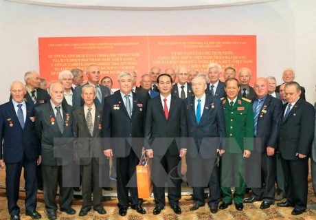 国家主席陈大光与白越友好协会代表和援越的白俄罗斯老战士。