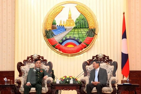 老挝总理通伦·西苏里（右）会见越南政府特别工作委员会主任黎瞻。