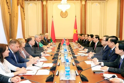 越南国家主席陈大光会见白俄罗斯国民会议代表院主席弗拉基米尔·安德烈琴科（图片来源：越通社）