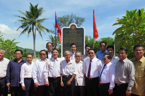 广南省和老挝代表在老挝抗战遗迹区合影。（图片来源：越通社）