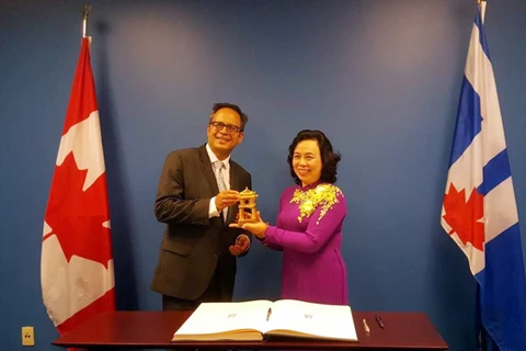 河内市高级代表团分别同加拿大多伦多市副市长黄旻南。