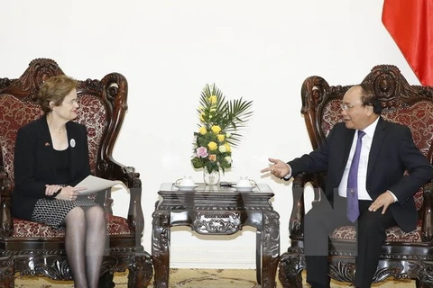 越南政府总理阮春福（左）会见澳大利亚总理特使孙芳安（左）（图片来源：越通社） 