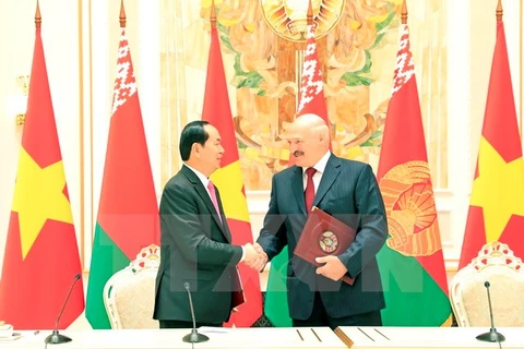 越南国家主席陈大光（左）与白俄罗斯总统亚历山大·卢卡申科（右）（图片来源：越通社）
