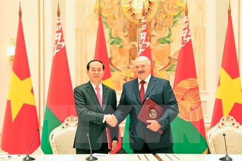 越南国家主席陈大光和白俄罗斯总统亚历山大·格里戈里耶维奇·卢卡申科。（图片来源：越通社）