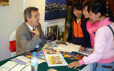 越南学生关注到俄罗斯留学的机会。