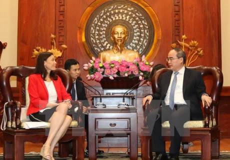 胡志明市市委书记阮善仁（右）会见英特尔（越南 ）公司总经理谢莉·博格。（图片来源：越通社）