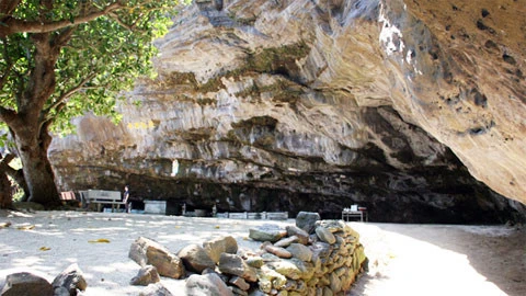 广义省李山岛上的洞寺。（图片来源：因特网）