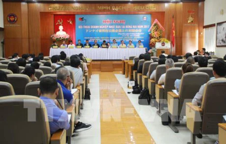 同奈省人民委员会与省海关局和日本企业代表举行对话会。（图片来源：越通社）