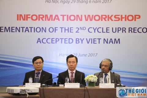 越南外交部长助理范生朱（中）主持研讨会。