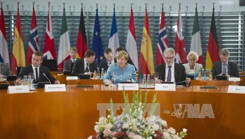 德国总理安格拉·默克尔（中间）和欧盟领导出席二十国集团峰会筹备会议。