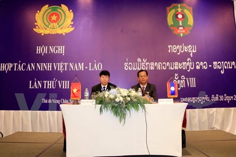 越南公安部副部长裴文南与老挝公安部副部长贡通共同主持会议。
