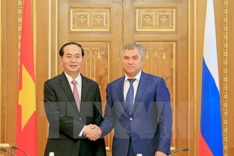 陈大光（左）会见俄罗斯国家杜马主席沃洛金（右）。（图片来源：越通社）