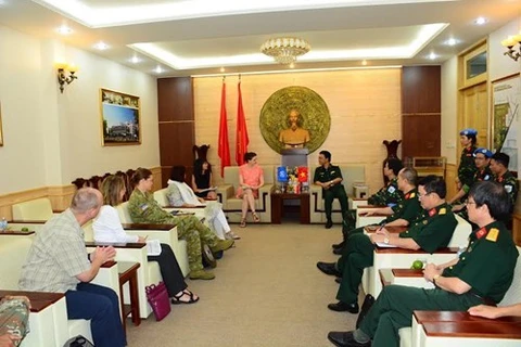 联合国工作代表团访问175号军医院。（图片来源：越南人民军队报）