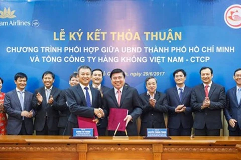 胡志明市人民委员会和越南航空总公司2017-2021阶段全面合作协议签字仪式场景。（图片来源：越南人民报）