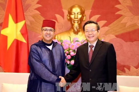 越南国会副主席冯国显（右）会见摩洛哥驻越南大使阿兹丁·法赫尼（左）。（图片来源：越通社）