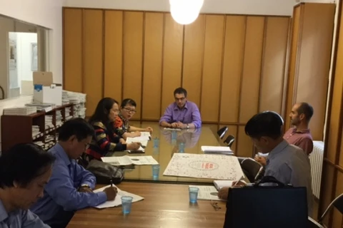 越共中央宣教部代表团与法国 Le Monde Diplomatique报举行工作会谈。