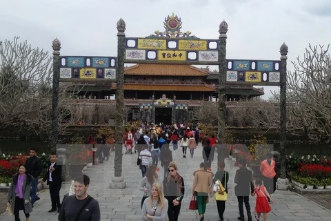 游客们参观承天顺化省顺化大内。