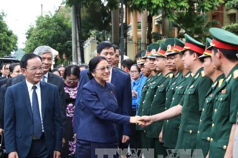 老挝国会主席巴妮访问山罗省。（图片来源：越通社）